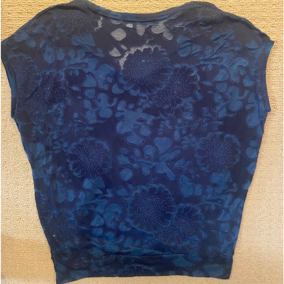 Gap Designed & Crafted Soft V Neck Sleeveless Top EUC - Picture 2 of 5